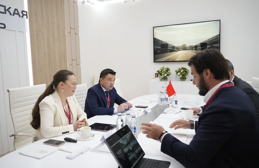 Андрей Воробьев на полях ПМЭФ обсудил с инвесторами  развитие Light Industrial в Подмосковье